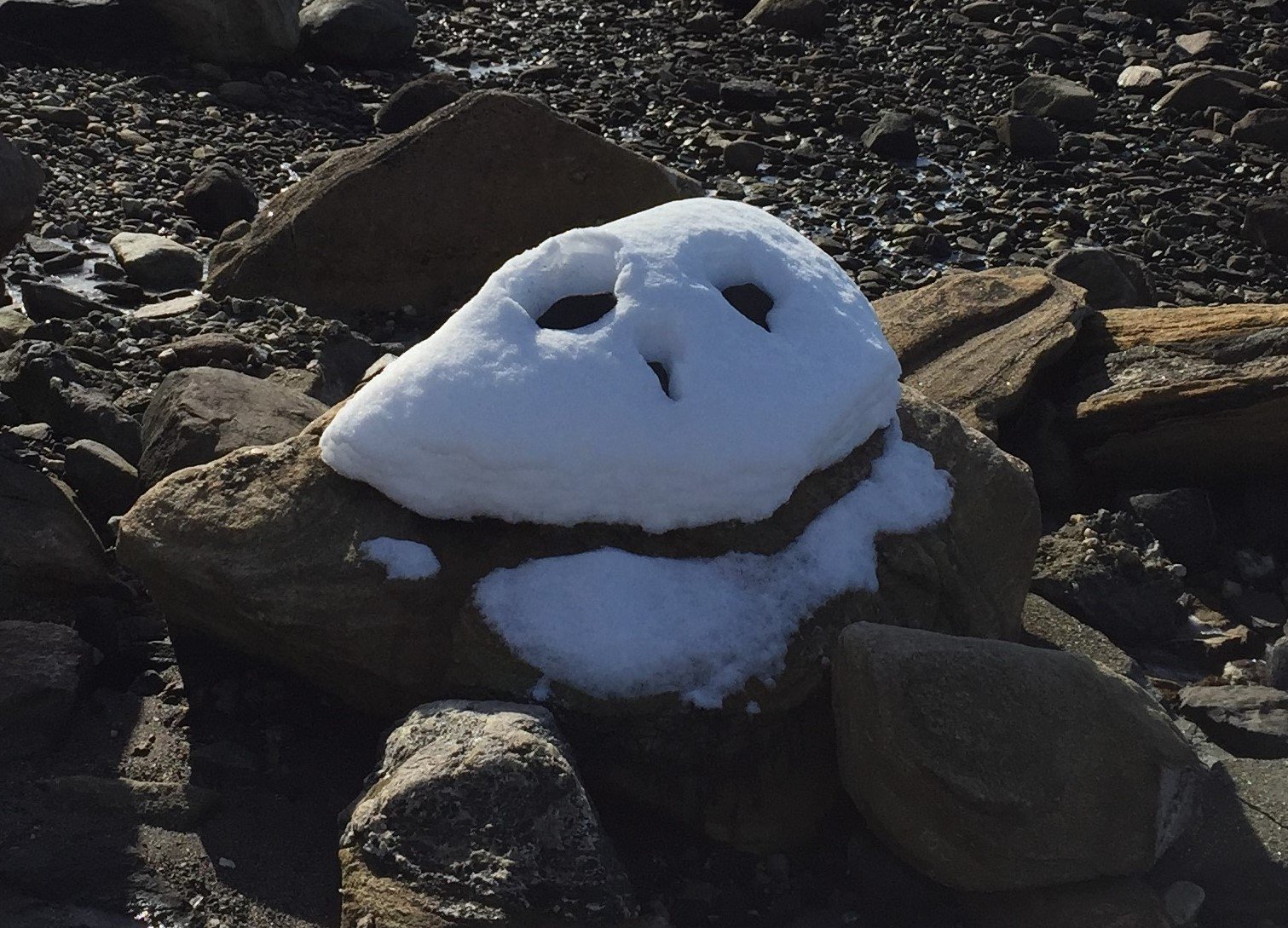 Snø på stein som ser ut som en Smiley