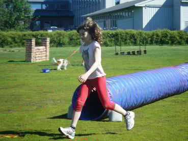 Jente med røde bukser løper