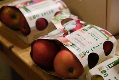 Røde epler i pappembalasje