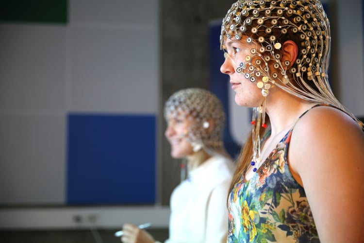 To jenter med EEG hette