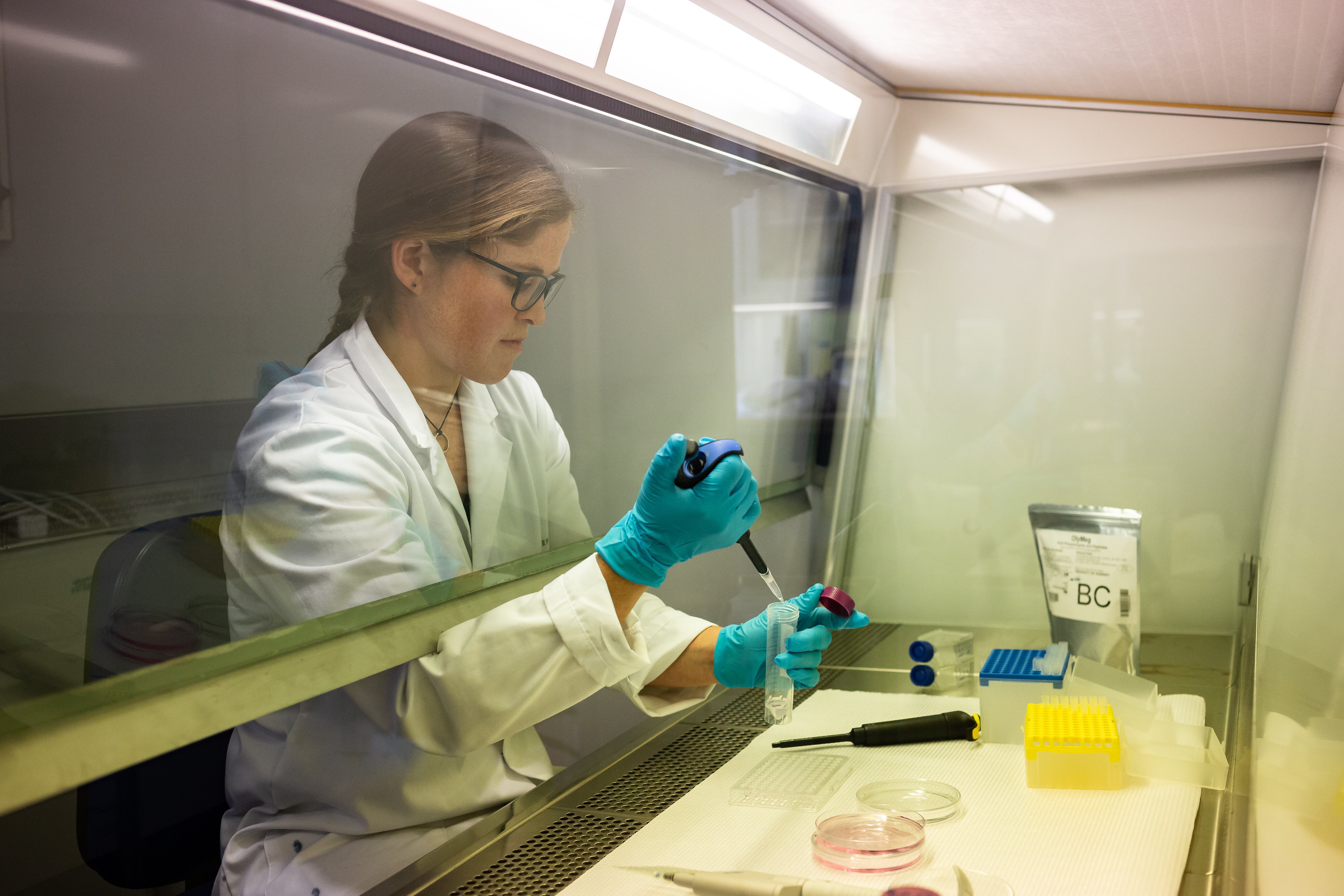 Forskar Jennifer Mildenberger i Møreforsking Ålesund arbeider med cellekultur 